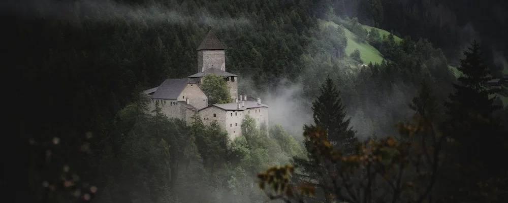 12 Narrative Setting Examples to Inspire Creative Writers